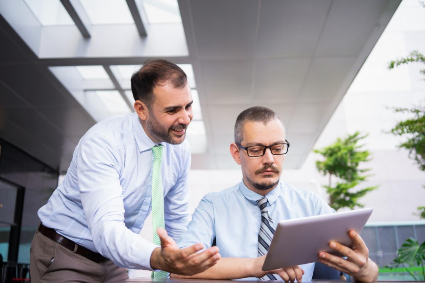 Scrivania con documenti finanziari, calcolatrice e grafici per la pianificazione del budget