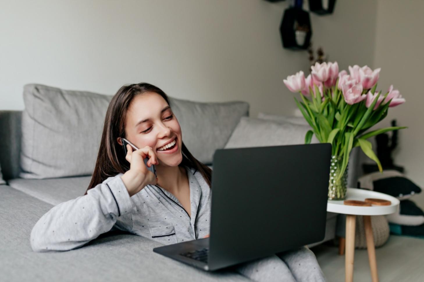 Analisi finanziaria con documenti e grafici su scrivania